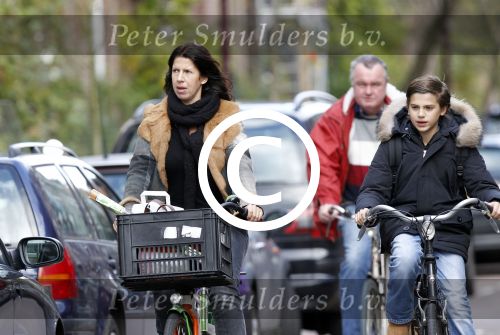 Amsterdam 26 oktober 2011
Isa Hoes met zoon Merlijn op de fiets.
Peter Smulders bv