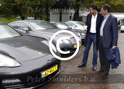 Den Haag 9 oktober 2011
Jan Peter Balkenende laat aan Marc Rutte zijn nieuwe Porsche panamera Hybride zien.
Peter Smulders bv