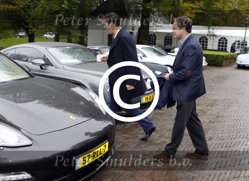 Den Haag 9 oktober 2011
Jan Peter Balkenende laat aan Marc Rutte zijn nieuwe Porsche panamera Hybride zien.
Peter Smulders bv