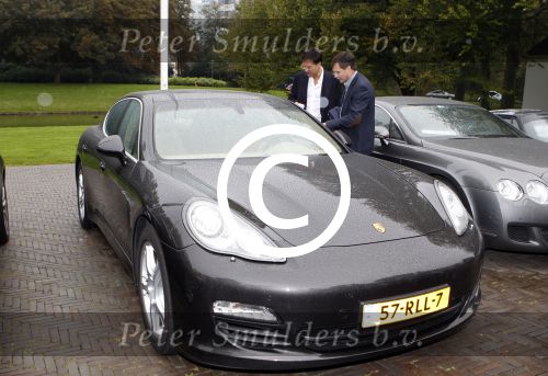 Den Haag 9 oktober 2011
Jan Peter Balkenende laat aan Marc Rutte zijn nieuwe Porsche panamera Hybride zien.
Peter Smulders bv