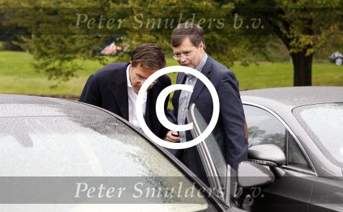 Den Haag 9 oktober 2011
Jan Peter Balkenende laat aan Marc Rutte zijn nieuwe Porsche panamera Hybride zien.
Peter Smulders bv