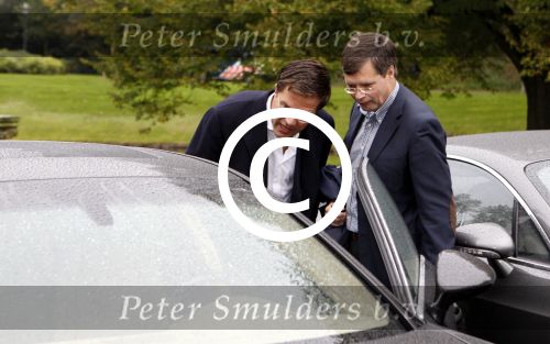 Den Haag 9 oktober 2011
Jan Peter Balkenende laat aan Marc Rutte zijn nieuwe Porsche panamera Hybride zien.
Peter Smulders bv