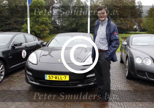 Den Haag 9 oktober 2011
Jan Peter Balkenende laat aan Marc Rutte zijn nieuwe Porsche panamera Hybride zien.
Peter Smulders bv