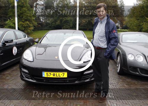 Den Haag 9 oktober 2011
Jan Peter Balkenende laat aan Marc Rutte zijn nieuwe Porsche panamera Hybride zien.
Peter Smulders bv