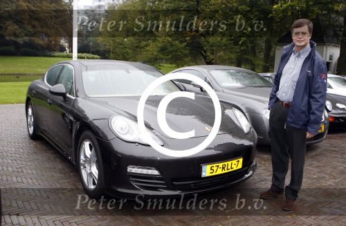 Den Haag 9 oktober 2011
Jan Peter Balkenende laat aan Marc Rutte zijn nieuwe Porsche panamera Hybride zien.
Peter Smulders bv