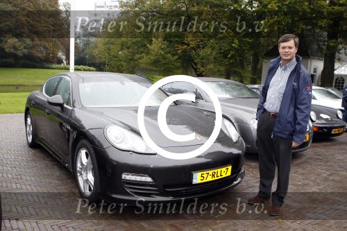 Den Haag 9 oktober 2011
Jan Peter Balkenende laat aan Marc Rutte zijn nieuwe Porsche panamera Hybride zien.
Peter Smulders bv