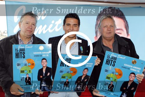 Volendam 27 oktober 2011
Jan Smit krijgt cd , gouden plaat en onderscheiding van de stad Volendam. Thoma s en Cees Tol
Peter Smulders bv