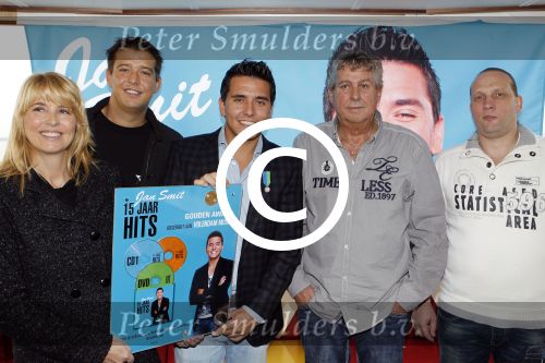 Volendam 27 oktober 2011
Jan Smit krijgt cd , gouden plaat en onderscheiding van de stad Volendam. jaap Aloys en Alice Buys
Peter Smulders bv