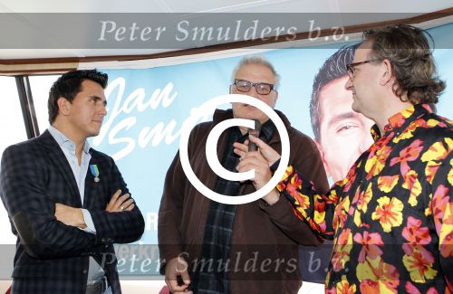 Volendam 27 oktober 2011
Jan Smit krijgt cd , gouden plaat en onderscheiding van de stad Volendam. jan met filmproducenten
Peter Smulders bv