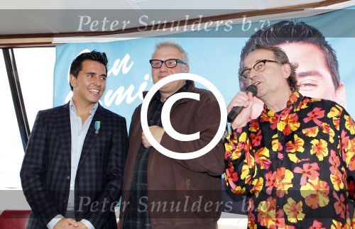 Volendam 27 oktober 2011
Jan Smit krijgt cd , gouden plaat en onderscheiding van de stad Volendam. jan met filmproducenten
Peter Smulders bv