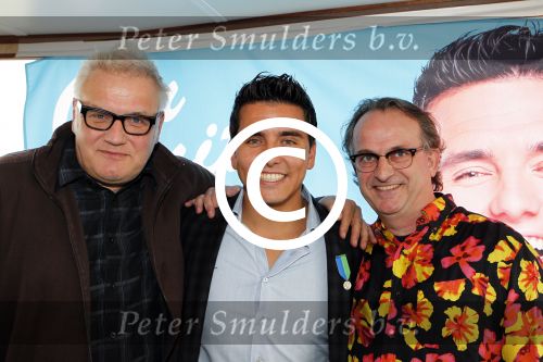 Volendam 27 oktober 2011
Jan Smit krijgt cd , gouden plaat en onderscheiding van de stad Volendam. jan met filmproducenten
Peter Smulders bv