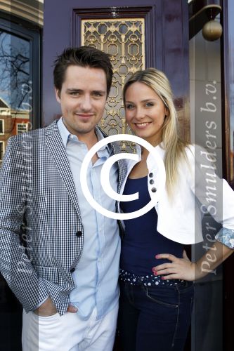Leiden 24 oktober 2011
Presentatie cast musical zangeres zonder naam met oa Ellen Pieters Job Bovenlander Nikki v Ostaijen Ylva Wichers Schreur Stefan de Kogel Sabine Beens en Jasper Kerkhof in de schouwburg van Leiden.
Peter Smulders bv