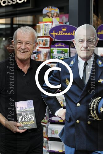 Amsterdam 8 oktober 2011
Joop v Riessen (oud hoofdcommisaris politie Amsterdam) met een boek dat hij geschreven is.
Peter Smulders bv