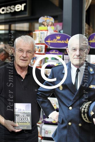 Amsterdam 8 oktober 2011
Joop v Riessen (oud hoofdcommisaris politie Amsterdam) met een boek dat hij geschreven is.
Peter Smulders bv