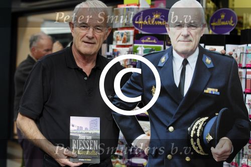 Amsterdam 8 oktober 2011
Joop v Riessen (oud hoofdcommisaris politie Amsterdam) met een boek dat hij geschreven is.
Peter Smulders bv