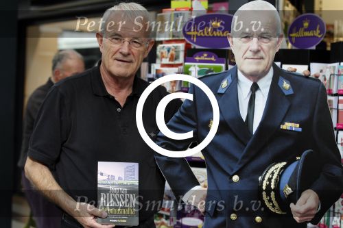 Amsterdam 8 oktober 2011
Joop v Riessen (oud hoofdcommisaris politie Amsterdam) met een boek dat hij geschreven is.
Peter Smulders bv