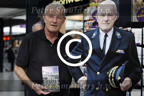 Amsterdam 8 oktober 2011
Joop v Riessen (oud hoofdcommisaris politie Amsterdam) met een boek dat hij geschreven is.
Peter Smulders bv