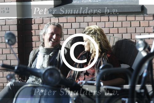 Amsterdam 17 oktober 2011
Judith Wiersema Heinsbroek met een kennis op terras.
Peter Smulders bv