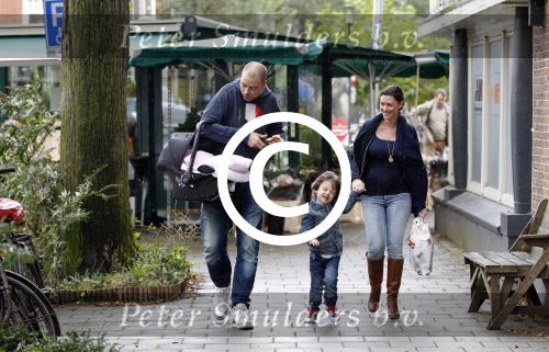 Amsterdam 8 oktober 2011
Lange Frans Frederiks  met zijn vrouw Danielle en zoon en baby Danie voor het eerst buiten.
Peter Smulders bv
