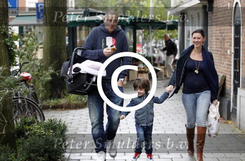 Amsterdam 8 oktober 2011
Lange Frans Frederiks  met zijn vrouw Danielle en zoon en baby Danie voor het eerst buiten.
Peter Smulders bv