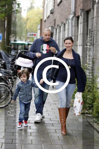 Amsterdam 8 oktober 2011
Lange Frans Frederiks  met zijn vrouw Danielle en zoon en baby Danie voor het eerst buiten.
Peter Smulders bv
