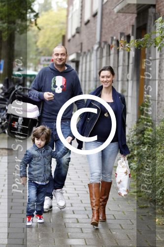 Amsterdam 8 oktober 2011
Lange Frans Frederiks  met zijn vrouw Danielle en zoon en baby Danie voor het eerst buiten.
Peter Smulders bv