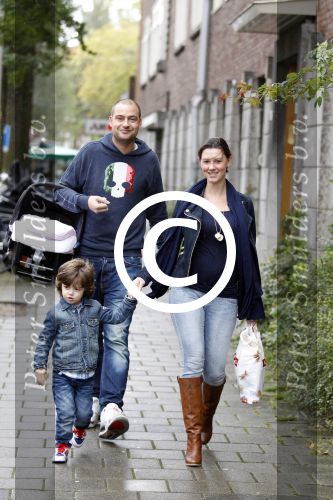 Amsterdam 8 oktober 2011
Lange Frans Frederiks  met zijn vrouw Danielle en zoon en baby Danie voor het eerst buiten.
Peter Smulders bv