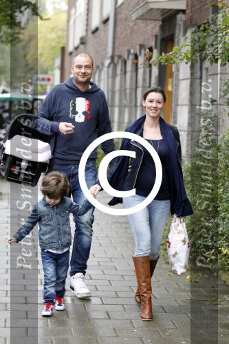 Amsterdam 8 oktober 2011
Lange Frans Frederiks  met zijn vrouw Danielle en zoon en baby Danie voor het eerst buiten.
Peter Smulders bv