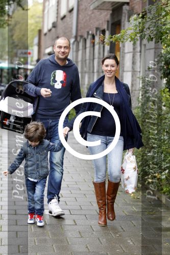 Amsterdam 8 oktober 2011
Lange Frans Frederiks  met zijn vrouw Danielle en zoon en baby Danie voor het eerst buiten.
Peter Smulders bv