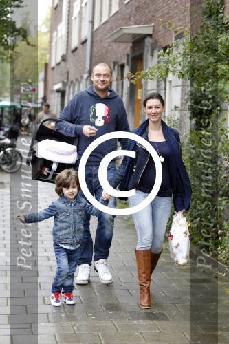 Amsterdam 8 oktober 2011
Lange Frans Frederiks  met zijn vrouw Danielle en zoon en baby Danie voor het eerst buiten.
Peter Smulders bv