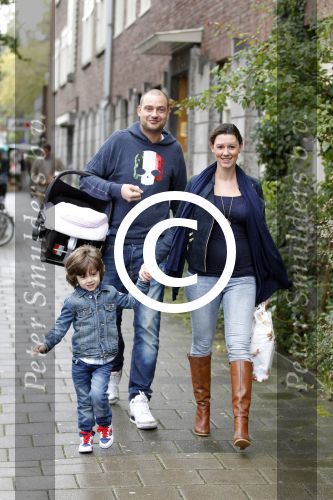 Amsterdam 8 oktober 2011
Lange Frans Frederiks  met zijn vrouw Danielle en zoon en baby Danie voor het eerst buiten.
Peter Smulders bv