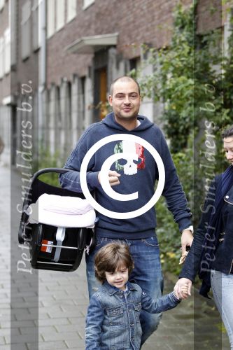 Amsterdam 8 oktober 2011
Lange Frans Frederiks  met zijn vrouw Danielle en zoon en baby Danie voor het eerst buiten.
Peter Smulders bv