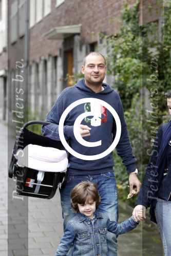Amsterdam 8 oktober 2011
Lange Frans Frederiks  met zijn vrouw Danielle en zoon en baby Danie voor het eerst buiten.
Peter Smulders bv