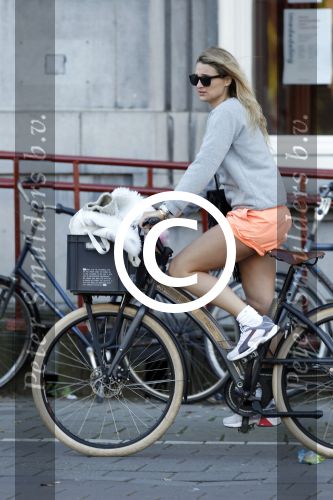 Amsterdam 15 oktober 2011
Lieke v Lexmond in korte broek op de fiets.
Peter Smulders bv