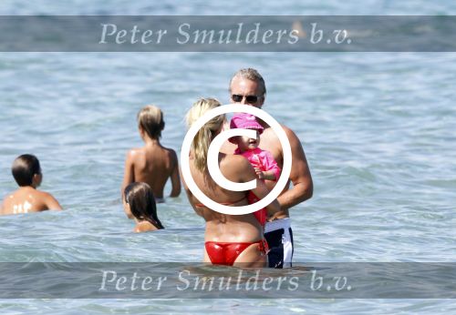 Ibiza 26 juli 2011
Wendy v Dijk met Erland Galjaard en Sem en Lizzy op het strand. Ook Martijn Amanda Bickel Jasmijn Achilles en Michelle Krabbe zijn aanwezig bij coco beach.
Peter Smulders bv