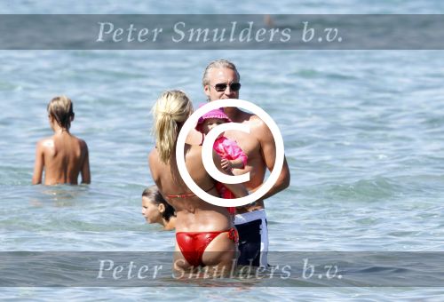 Ibiza 26 juli 2011
Wendy v Dijk met Erland Galjaard en Sem en Lizzy op het strand. Ook Martijn Amanda Bickel Jasmijn Achilles en Michelle Krabbe zijn aanwezig bij coco beach.
Peter Smulders bv