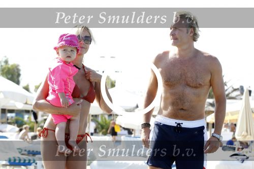 Ibiza 26 juli 2011
Wendy v Dijk met Erland Galjaard en Sem en Lizzy op het strand. Ook Martijn Amanda Bickel Jasmijn Achilles en Michelle Krabbe zijn aanwezig bij coco beach.
Peter Smulders bv