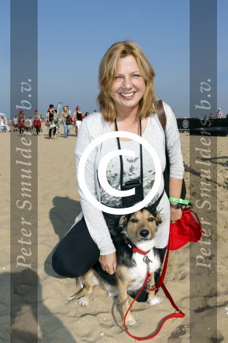 Scheveningen 2 oktober 2011
Bridget Maasland organiseert de dogwalk op het strand van Scheveningen. Loretta Schrijver met haar hond
Peter Smulders bv