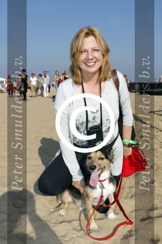 Scheveningen 2 oktober 2011
Bridget Maasland organiseert de dogwalk op het strand van Scheveningen. Loretta Schrijver met haar hond
Peter Smulders bv