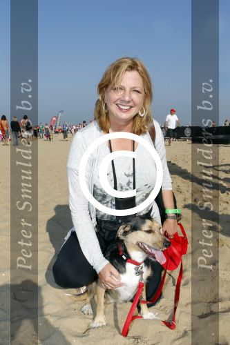 Scheveningen 2 oktober 2011
Bridget Maasland organiseert de dogwalk op het strand van Scheveningen. Loretta Schrijver met haar hond
Peter Smulders bv