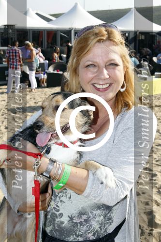 Scheveningen 2 oktober 2011
Bridget Maasland organiseert de dogwalk op het strand van Scheveningen. Loretta Schrijver met haar hond
Peter Smulders bv