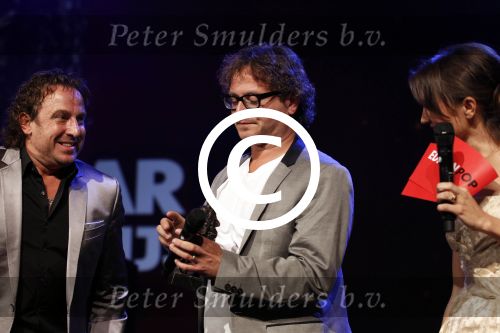 Rotterdam 2 oktober 2011
Uitreiking edisons in het world trade center in Rotterdam. Marco Borsato met edison voor zijn hele ouvre die hij krijgt uithanden van Guus Meeuwis
Peter Smulders bv