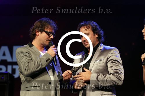 Rotterdam 2 oktober 2011
Uitreiking edisons in het world trade center in Rotterdam. Marco Borsato met edison voor zijn hele ouvre die hij krijgt uithanden van Guus Meeuwis
Peter Smulders bv