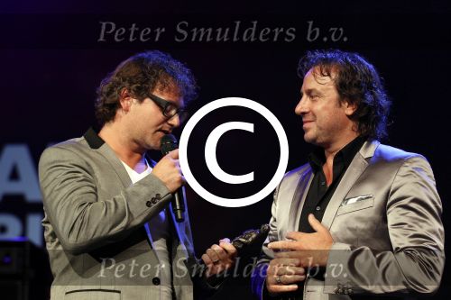 Rotterdam 2 oktober 2011
Uitreiking edisons in het world trade center in Rotterdam. Marco Borsato met edison voor zijn hele ouvre die hij krijgt uithanden van Guus Meeuwis
Peter Smulders bv