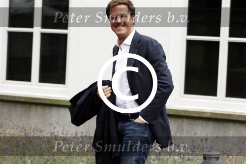 Den Haag 9 oktober 2011
Marc Rutte loopt van het catshuis naar zijn auto ( saab).
Peter Smulders bv