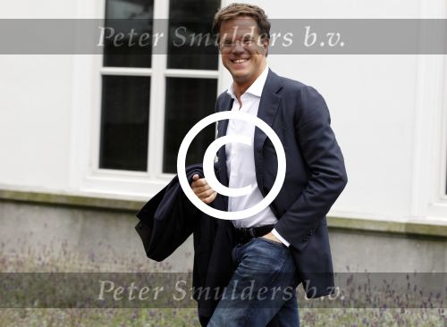 Den Haag 9 oktober 2011
Marc Rutte loopt van het catshuis naar zijn auto ( saab).
Peter Smulders bv