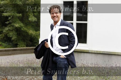 Den Haag 9 oktober 2011
Marc Rutte loopt van het catshuis naar zijn auto ( saab).
Peter Smulders bv