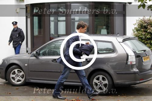 Den Haag 9 oktober 2011
Marc Rutte loopt van het catshuis naar zijn auto ( saab).
Peter Smulders bv