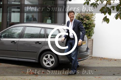Den Haag 9 oktober 2011
Marc Rutte loopt van het catshuis naar zijn auto ( saab).
Peter Smulders bv