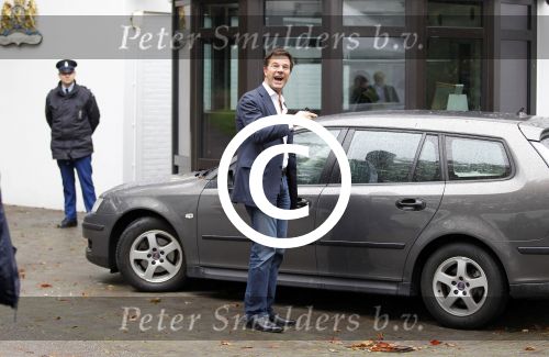 Den Haag 9 oktober 2011
Marc Rutte loopt van het catshuis naar zijn auto ( saab).
Peter Smulders bv